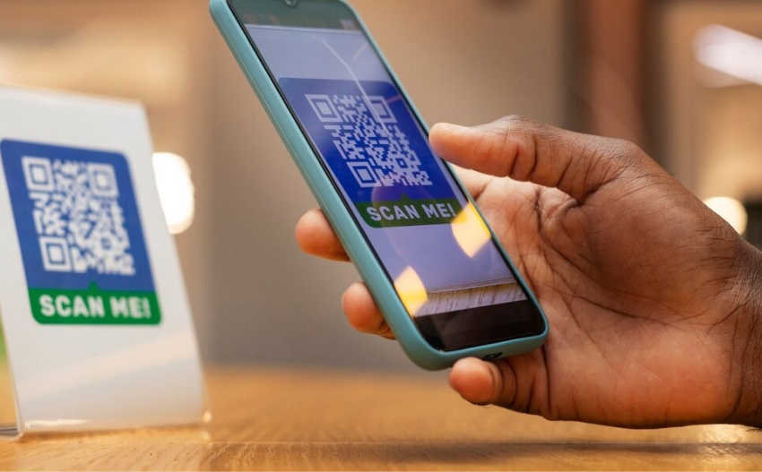 gamified lead generation: Scanning a QR Code on Smartphone